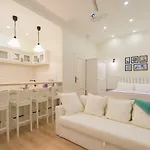 Revelton מלון דירות 4*